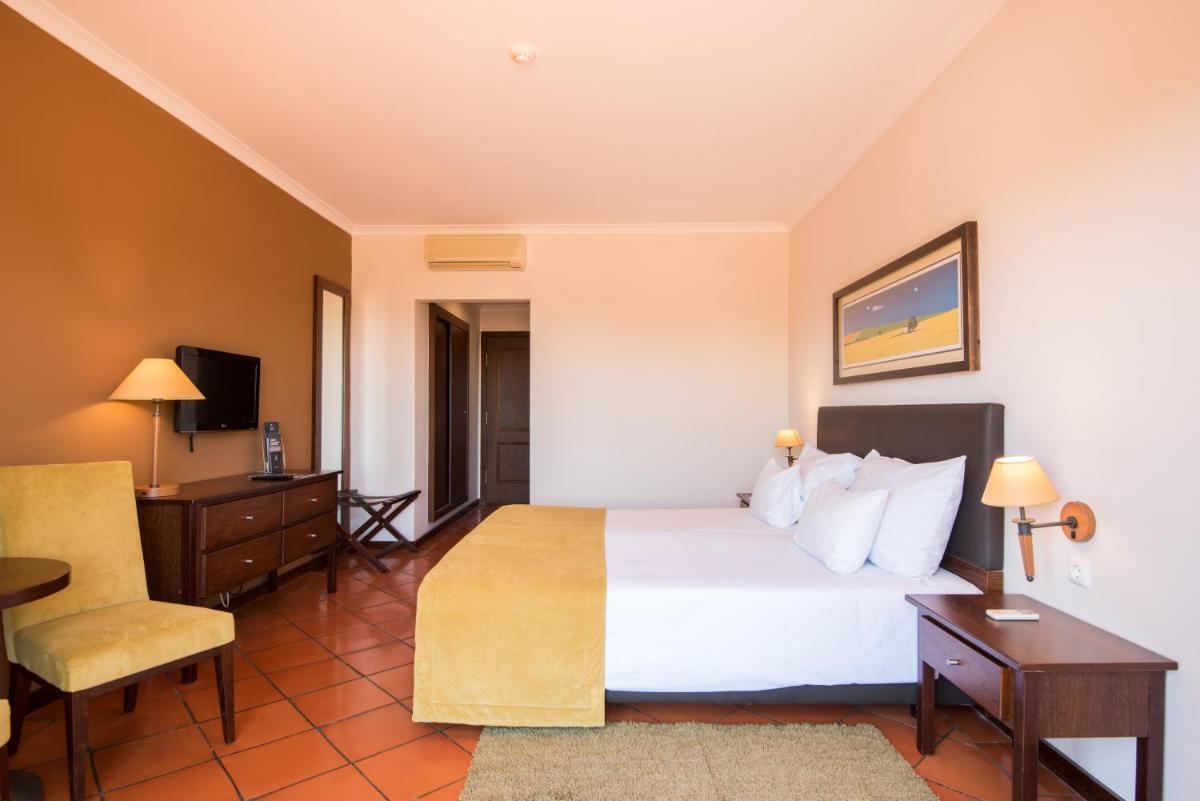 Uma cama ou camas num quarto em Vila Gale Alentejo Vineyard - Clube de Campo