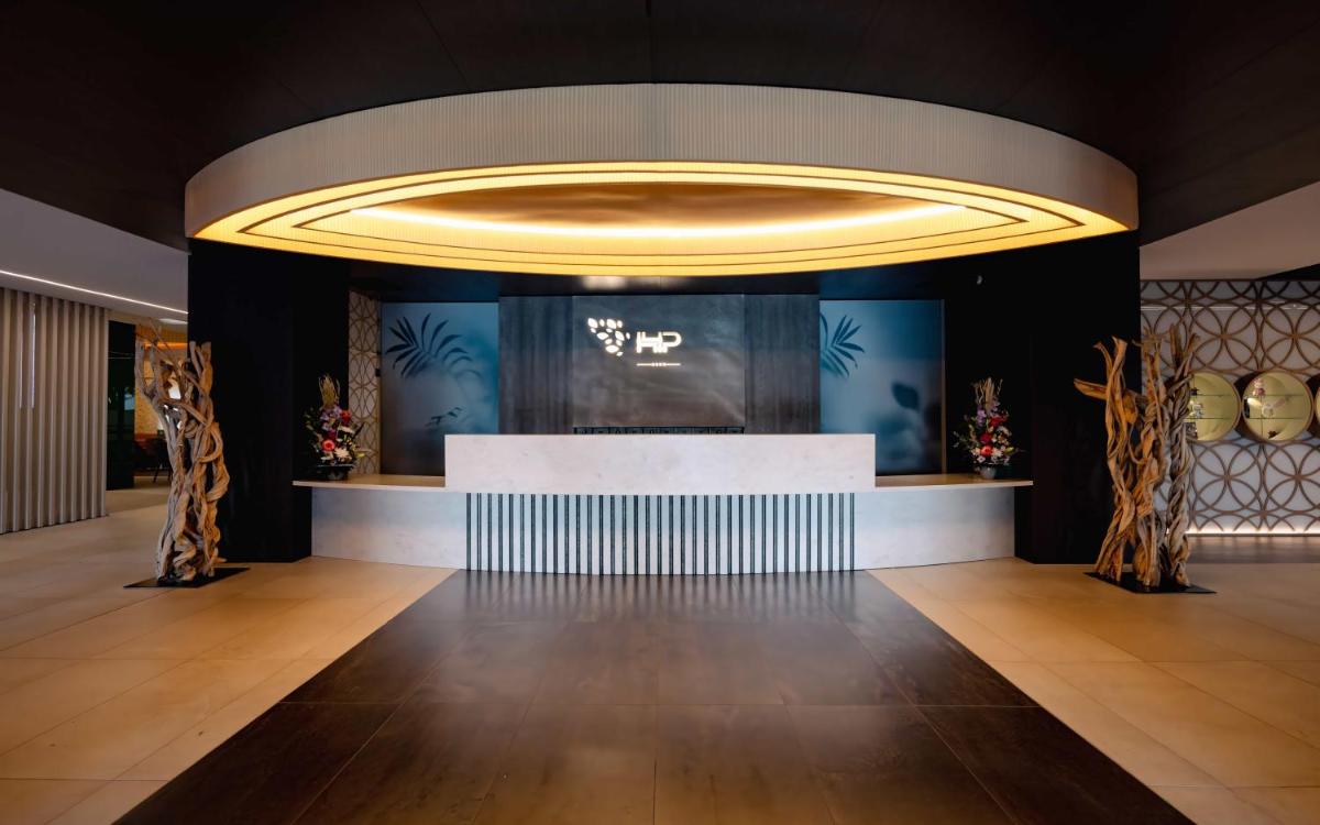 Hall ou réception de l'établissement Hotel Plaza - site du Futuroscope