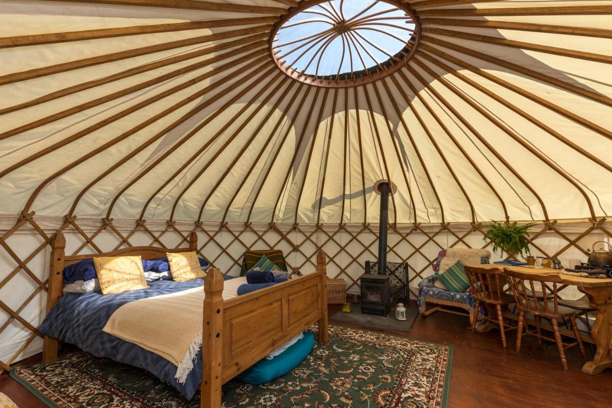 Beautiful Yurt with stunning South Downs views - Housity