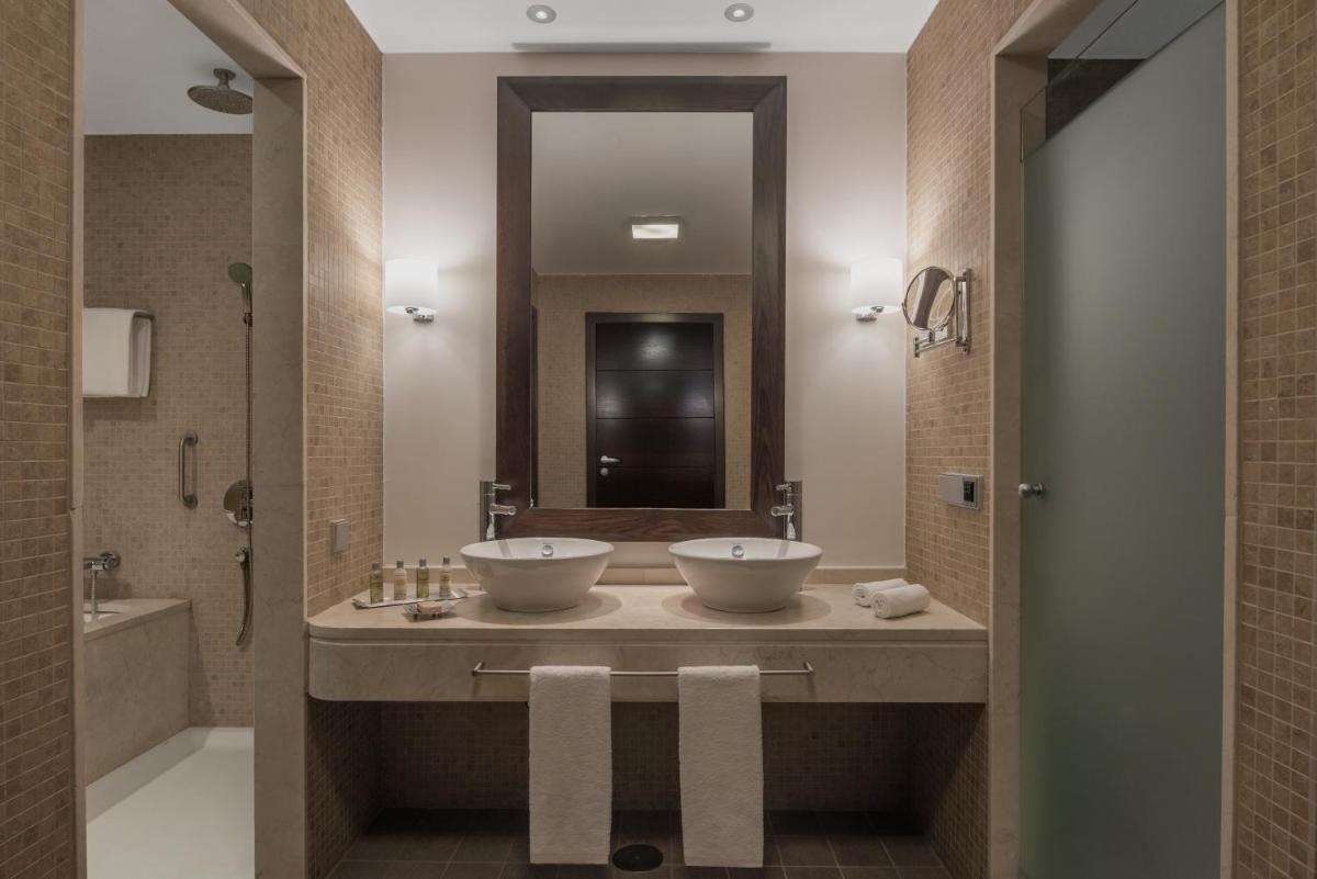 Un baño de Doubletree By Hilton La Torre Golf Resort