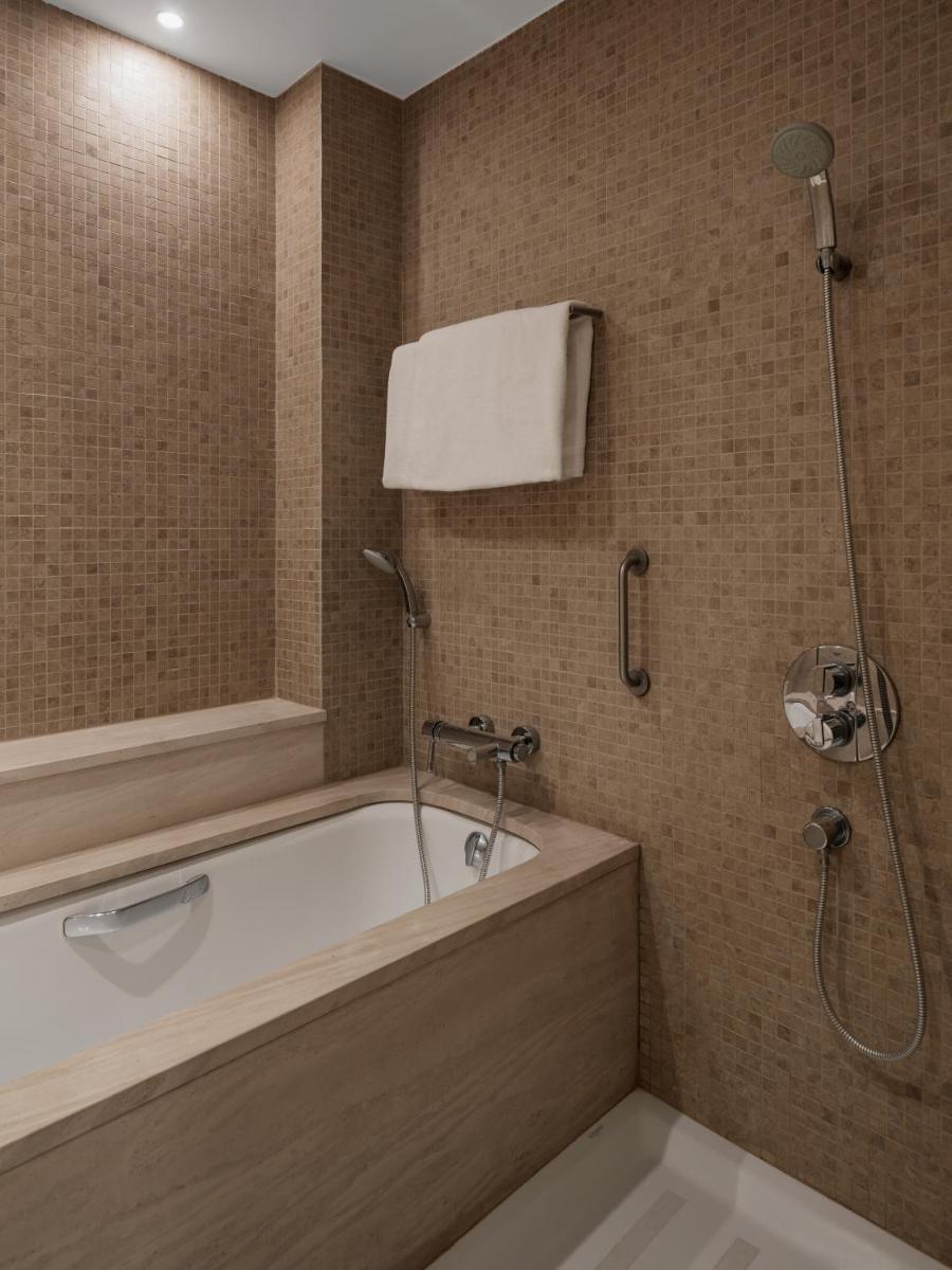 Un baño de Doubletree By Hilton La Torre Golf Resort