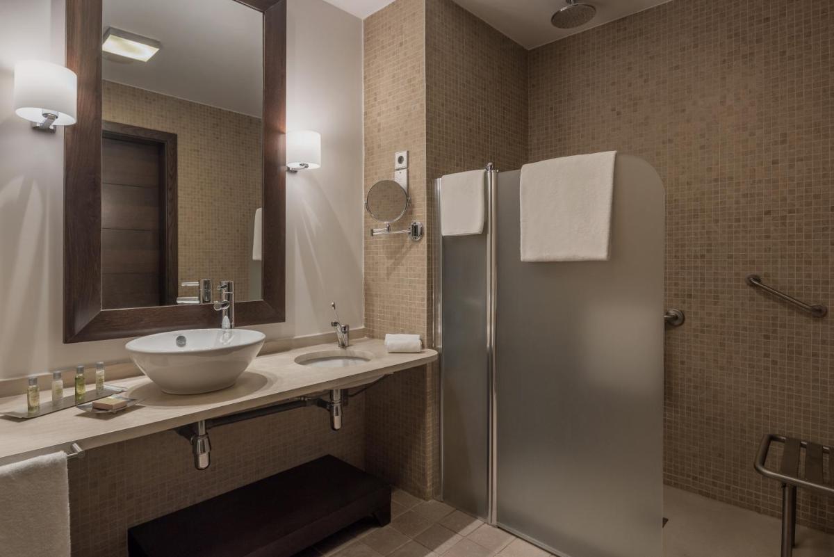 Un baño de Doubletree By Hilton La Torre Golf Resort