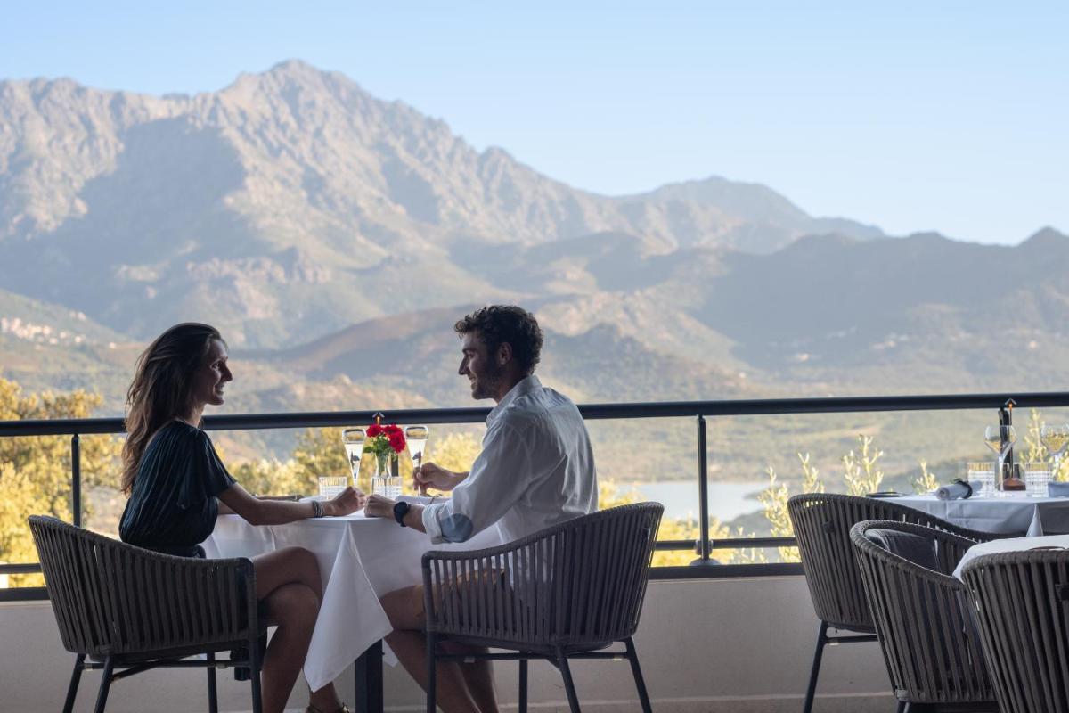 Vue générale sur la montagne ou vue sur la montagne depuis l'hôtel