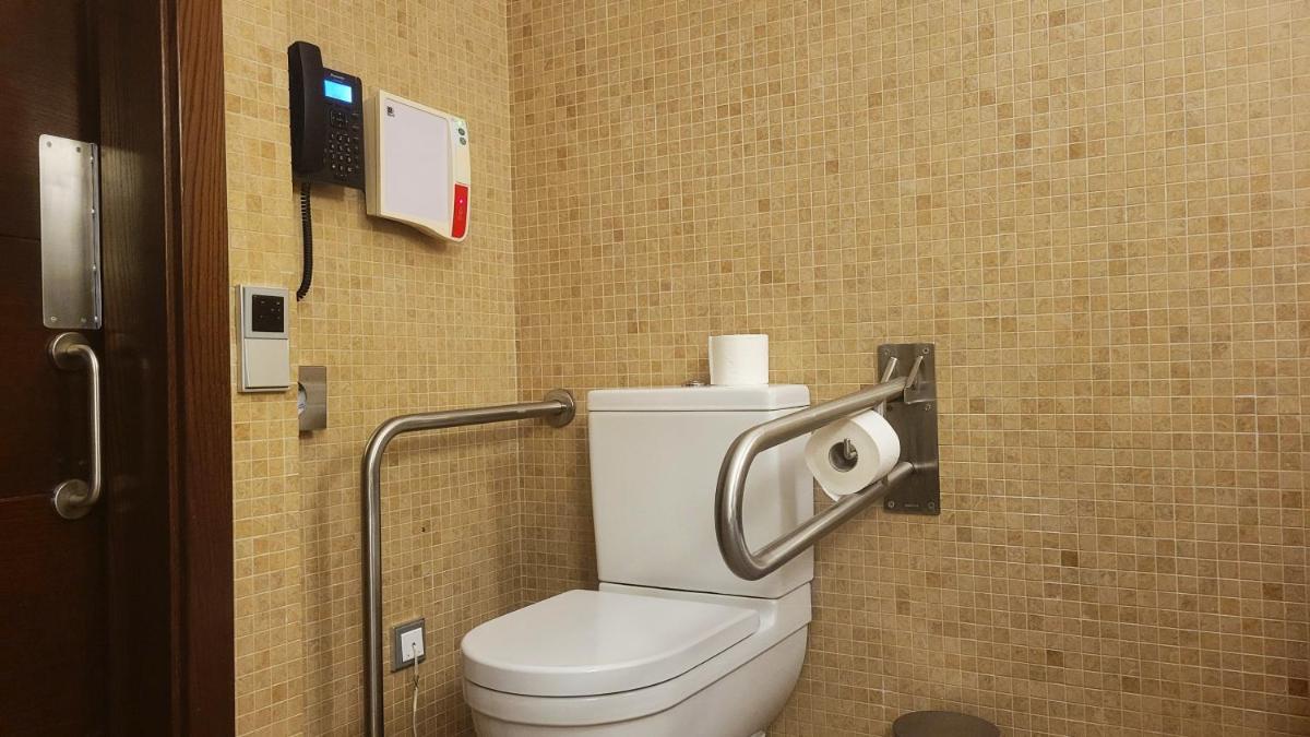 Un baño de Doubletree By Hilton La Torre Golf Resort