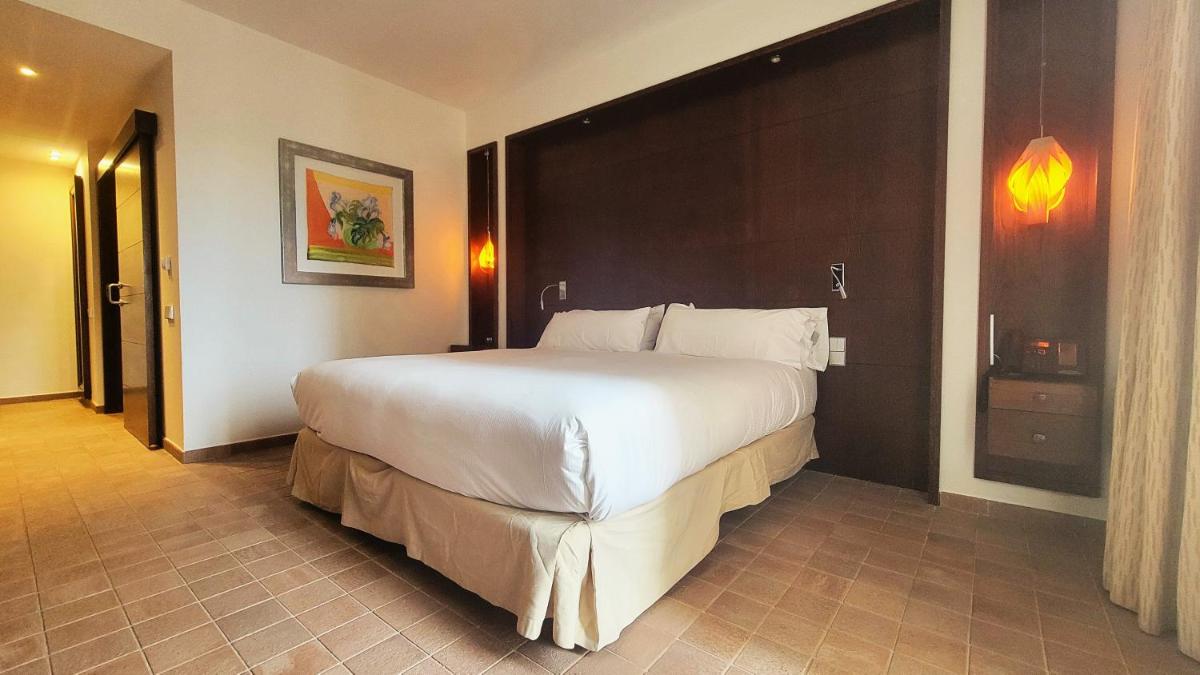 Cama o camas de una habitación en Doubletree By Hilton La Torre Golf Resort