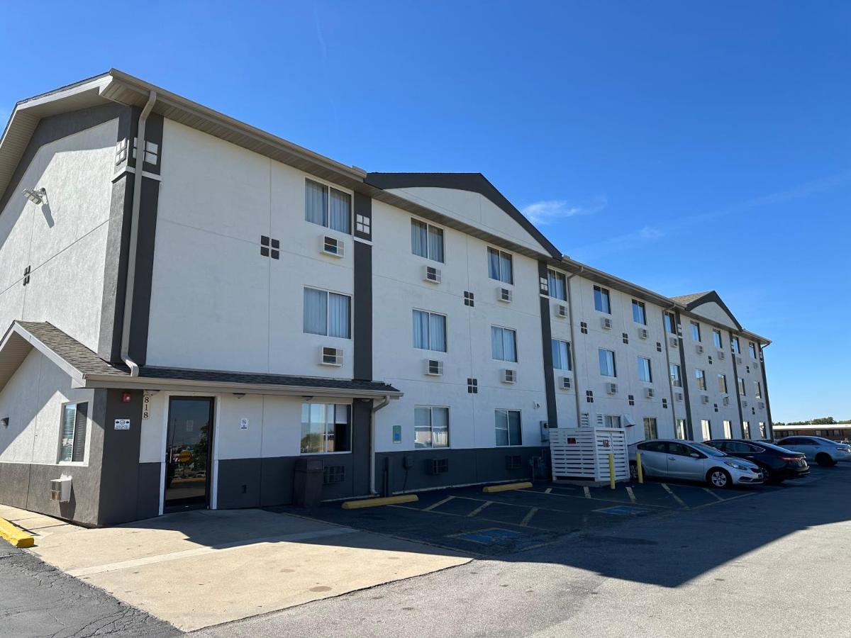 Super 8 by Wyndham Bloomington Normal - Housity