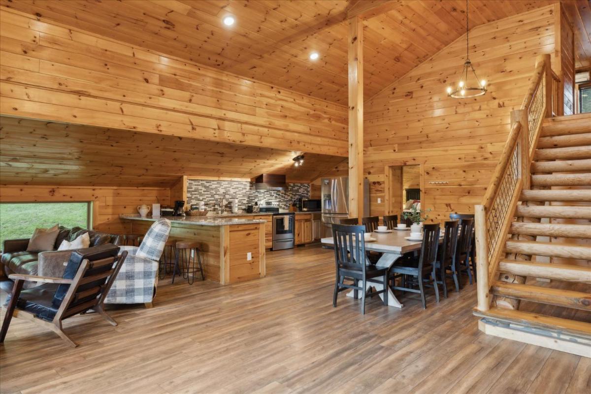 Black Bear Lodge - Firepit, Game Room, Hot Tub - Housity