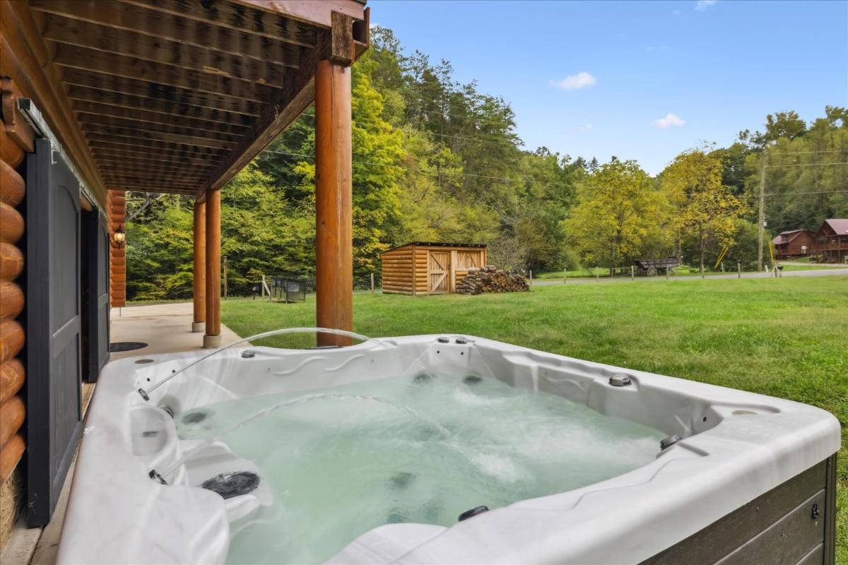 Black Bear Lodge - Firepit, Game Room, Hot Tub - Housity