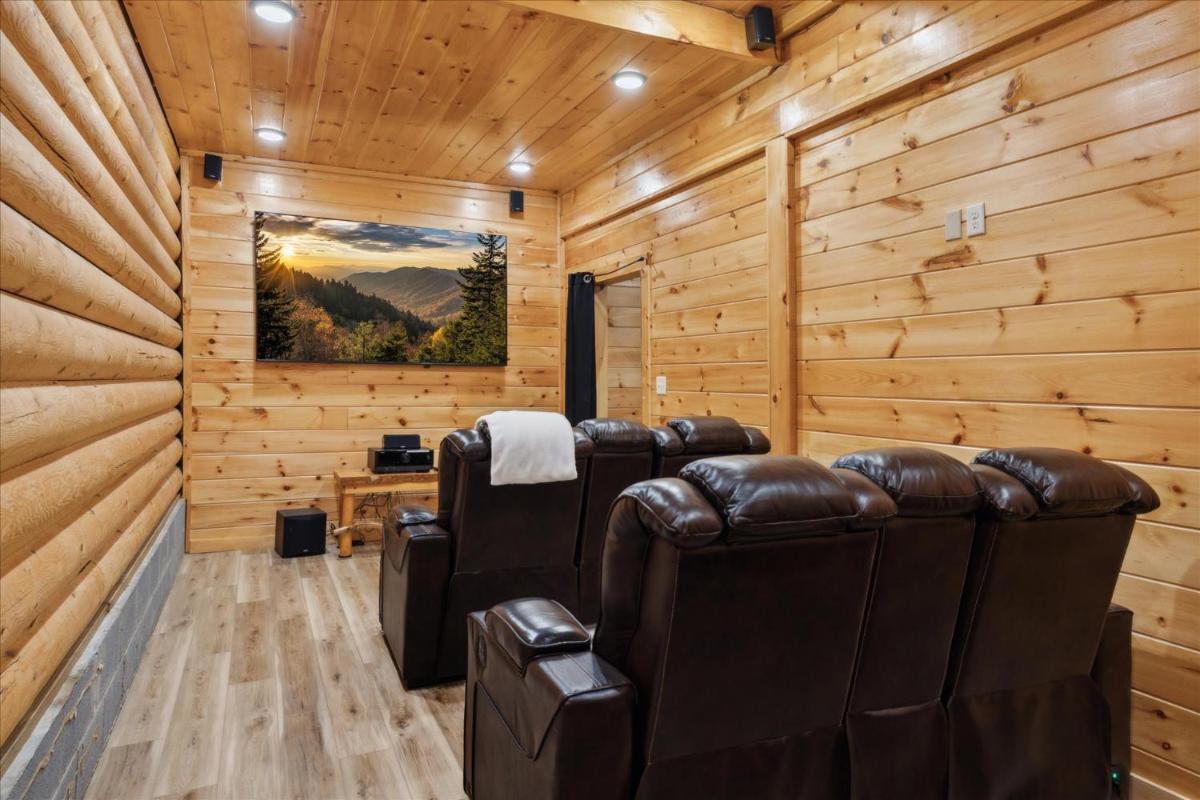 Black Bear Lodge - Firepit, Game Room, Hot Tub - Housity