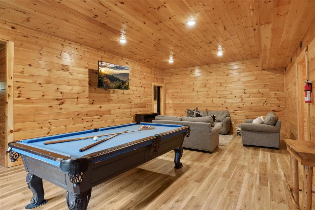 Black Bear Lodge - Firepit, Game Room, Hot Tub - Housity