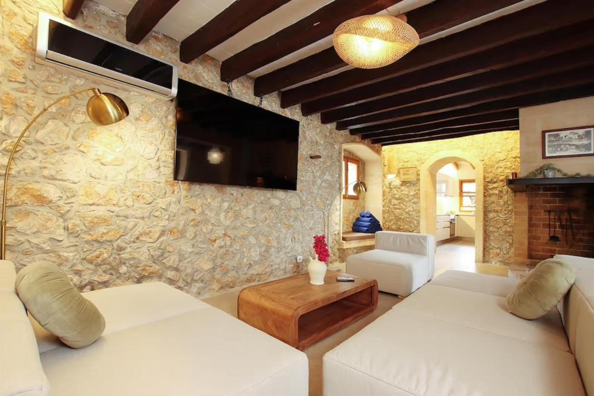 Rustic house recently renovated villa with views to the Pollensa mountains by Renthousing - Housity