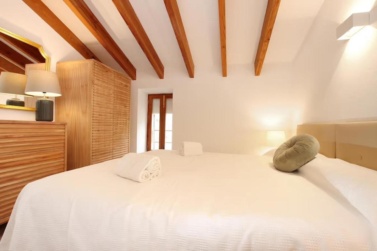 Rustic house recently renovated villa with views to the Pollensa mountains by Renthousing - Housity