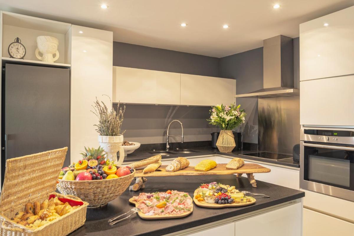 Cuisine ou kitchenette dans l'établissement Le Vallon de Valrugues Hotel Spa & Villas