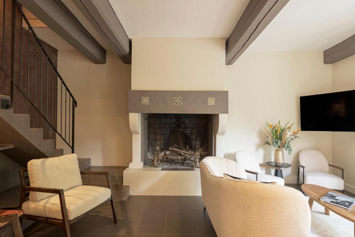 Télévision ou salle de divertissement dans l'établissement Le Vallon de Valrugues Hotel Spa & Villas