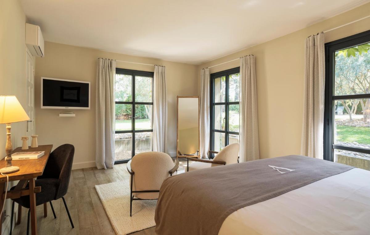 Télévision ou salle de divertissement dans l'établissement Le Vallon de Valrugues Hotel Spa & Villas