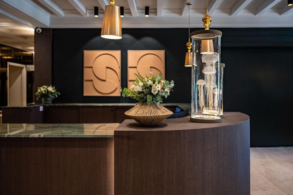 - un hall avec un comptoir orné d'un vase de fleurs dans l'établissement Le Vallon de Valrugues Hotel Spa & Villas, à Saint-Rémy-de-Provence 148 autres photos