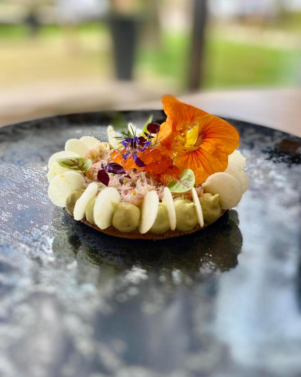 - un dessert avec une fleur au-dessus dans l'établissement Domaine de la Haie des Granges, à Ménilles