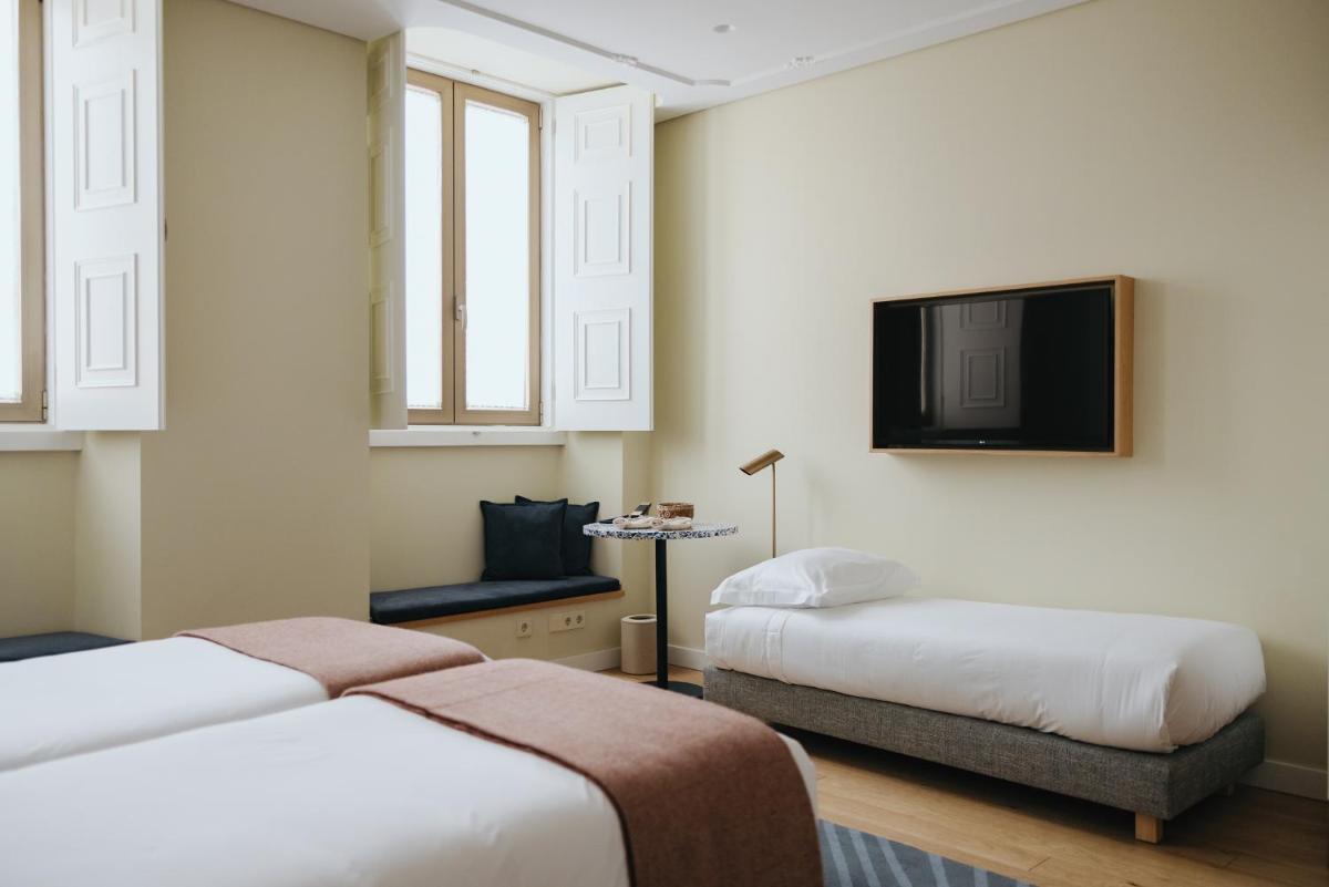 Uma cama ou camas num quarto em NINE DOTS Azorean Art Boutique Hotel