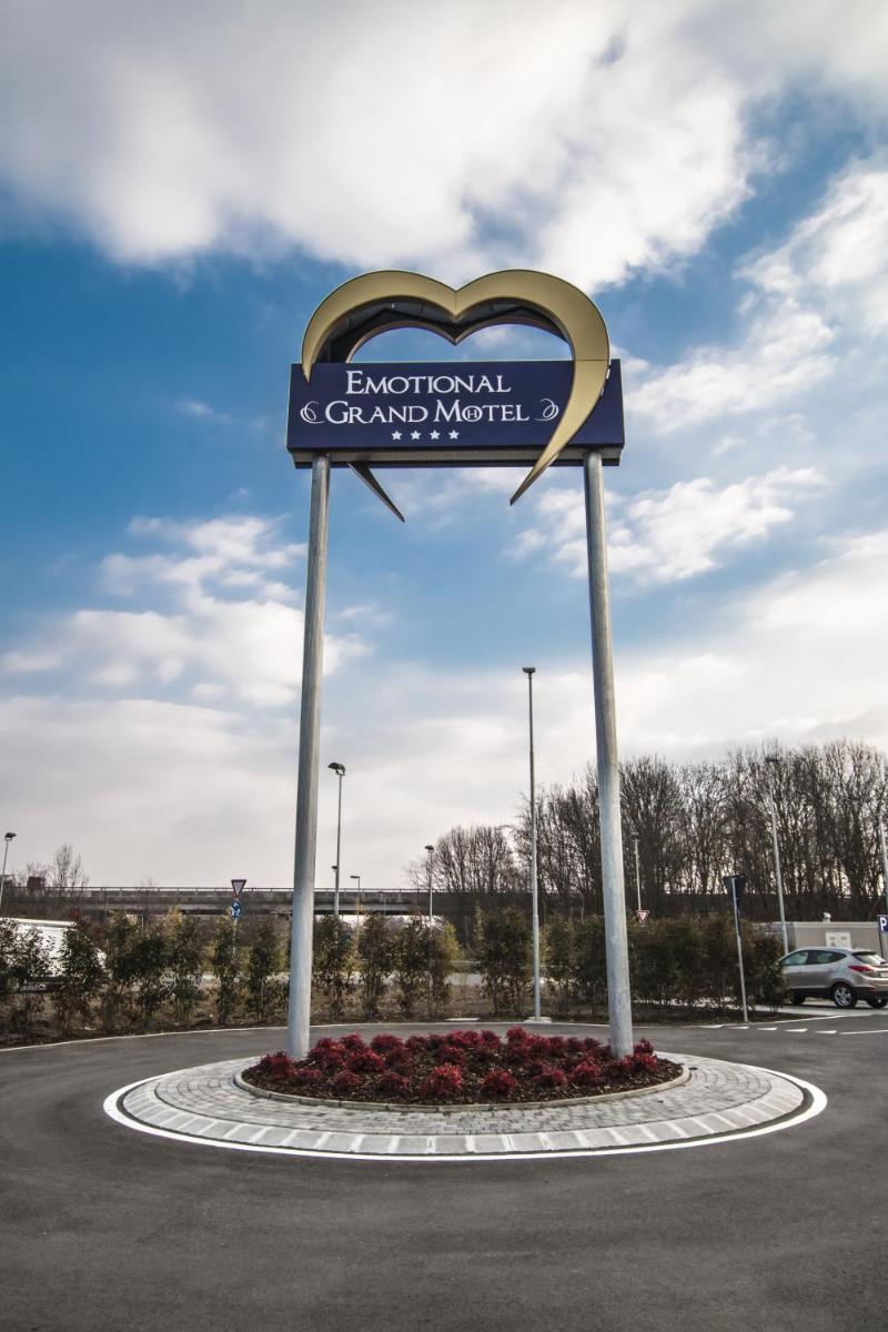Emotional Grand Motel - Housity