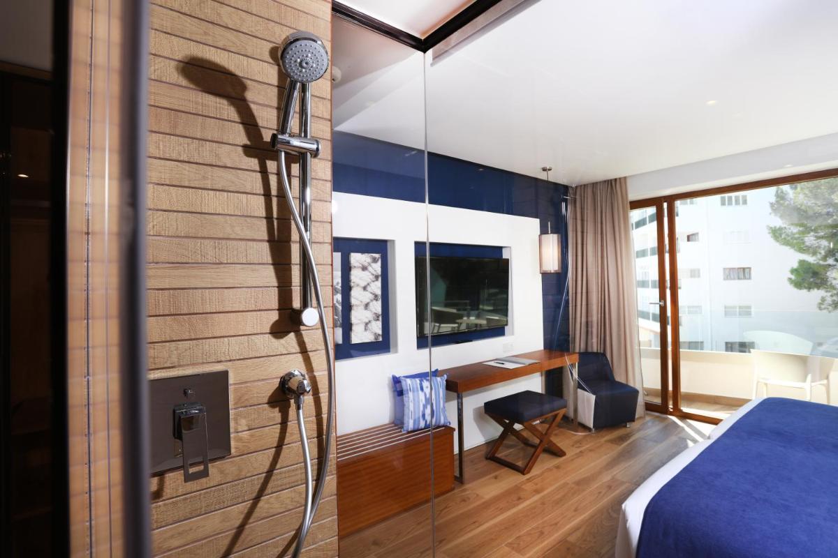 Una televisión o centro de entretenimiento en Hotel Son Caliu Spa Oasis