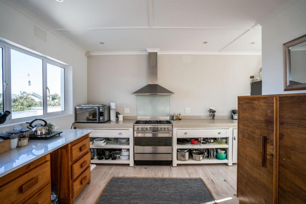 Amani Guesthouse. Cheerful home-away-from-home. - Housity