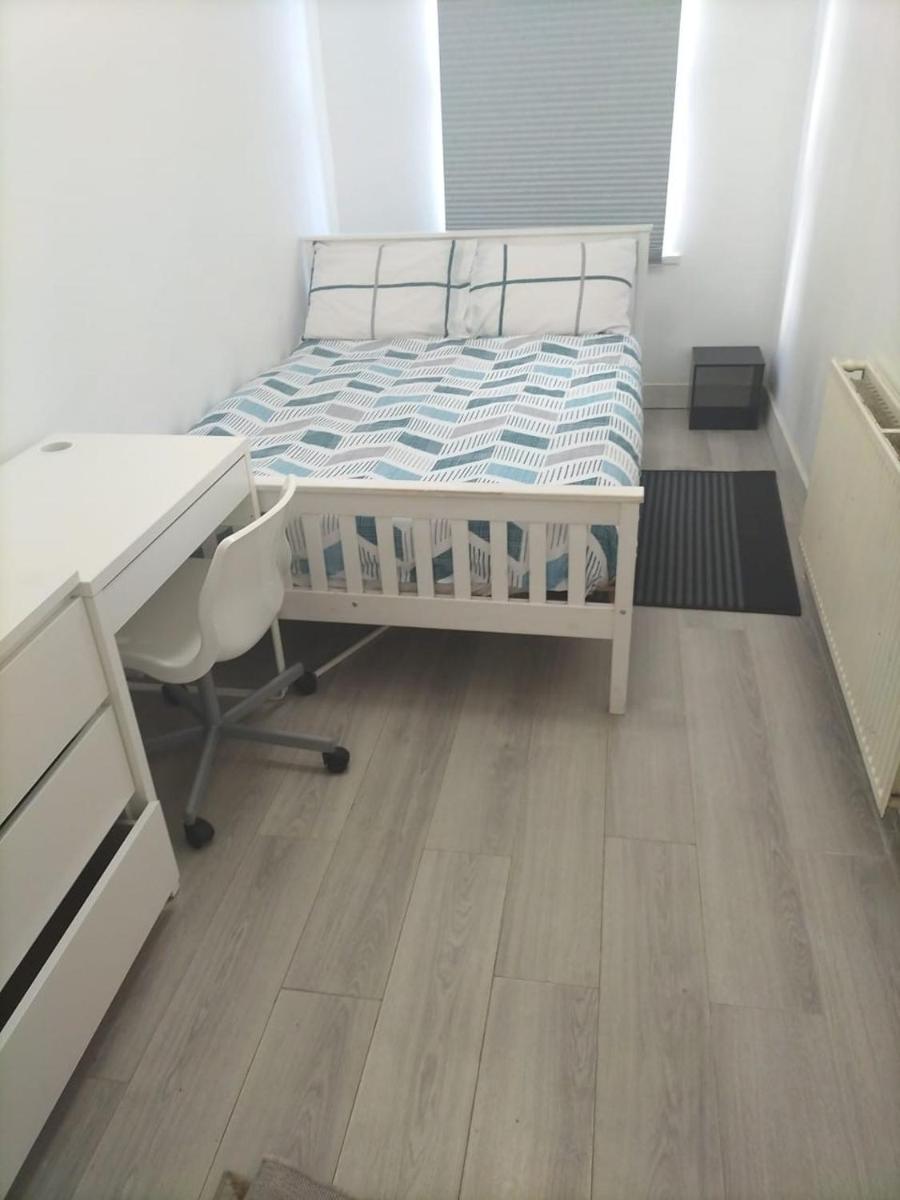 Comfortable Double Bed Located near City Centre, suitable for Contractors Health Care Professionals or long business stays in Coventry or delightful holidays in Coventry or within the West Midlands area Free Wifi Tea and Coffee Provided - Housity