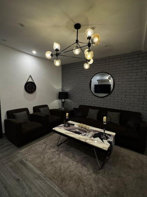 Designer 1BR Apartment w Top City View & Eateries - Housity