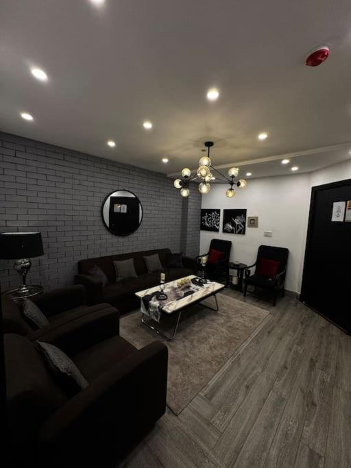Designer 1BR Apartment w Top City View & Eateries - Housity