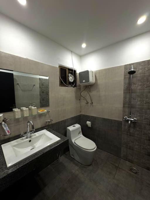 Suitetrails - Designer 1BR Apartment w Top City View & Eateries