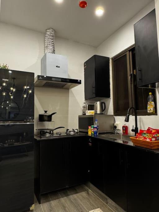 Suitetrails - Designer 1BR Apartment w Top City View & Eateries