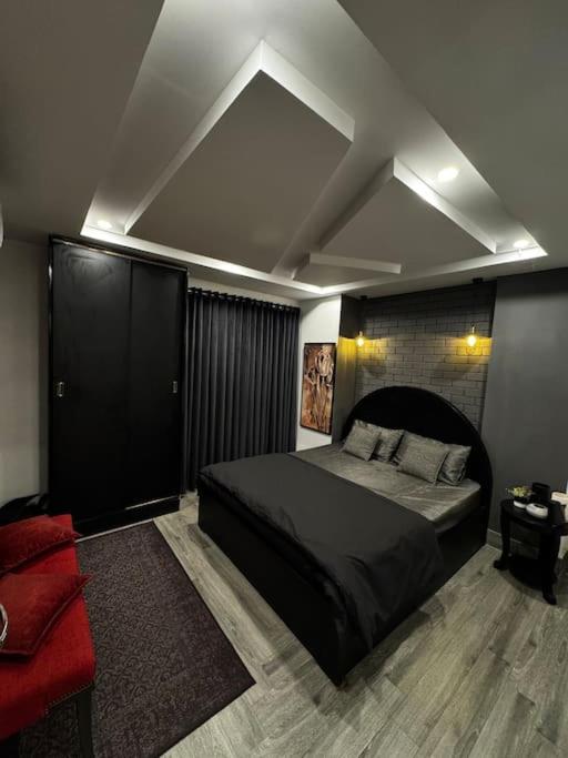 Suitetrails - Designer 1BR Apartment w Top City View & Eateries