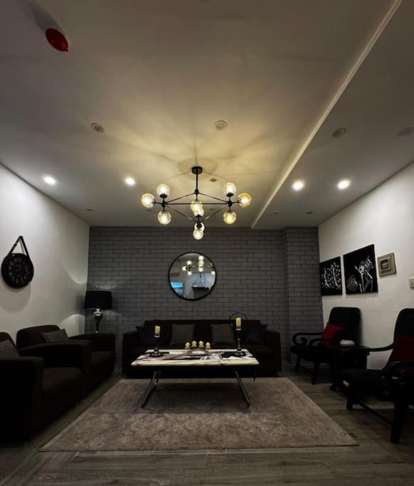 Designer 1BR Apartment w Top City View & Eateries - Housity