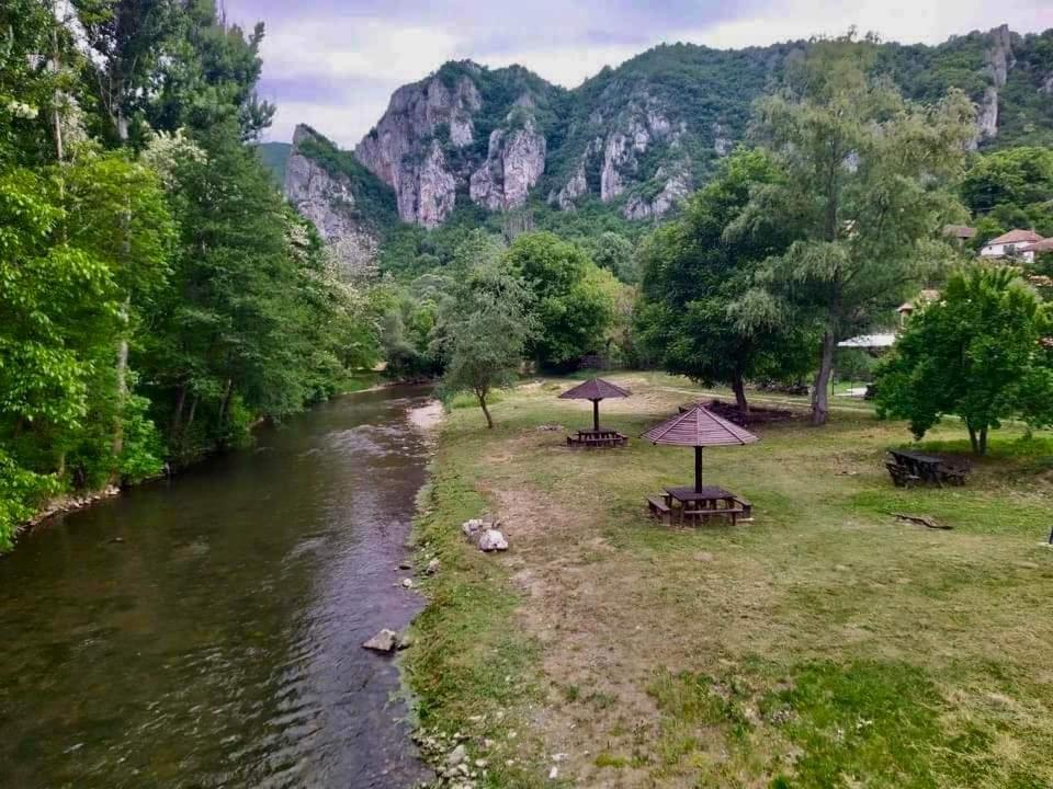 Golemi kamik Pirot Vlasi - Housity