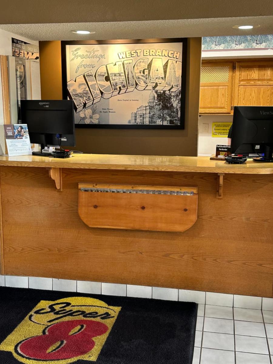Super 8 by Wyndham West Branch - Housity