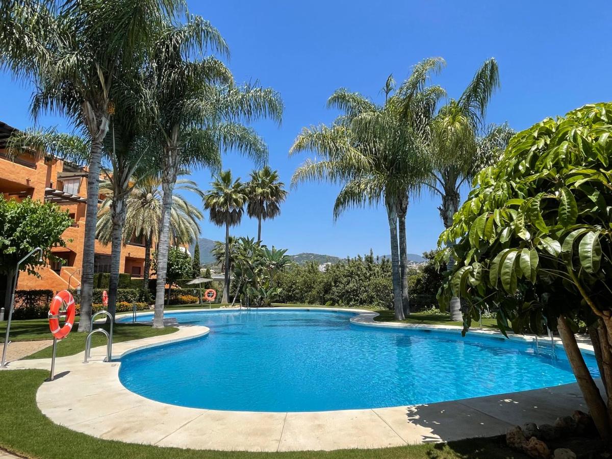 Views beach golf btw Benahavis Marbella & Estepona - Hizvo