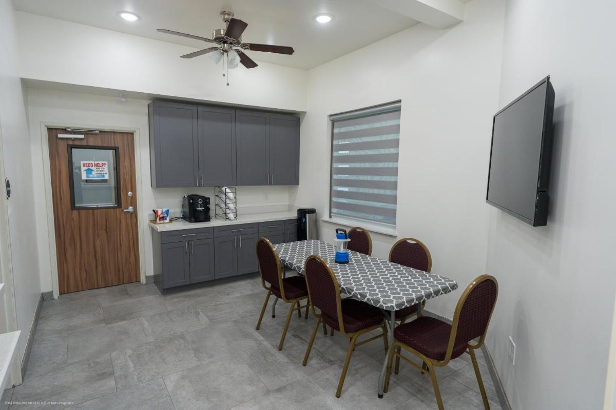 Texas Bungalows Hotel and Hotel Que at i35 Austin Pflugerville - Housity
