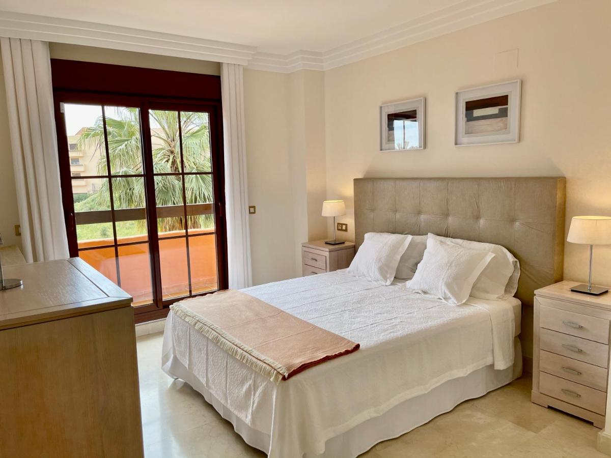 Views beach golf btw Benahavis Marbella & Estepona - Hizvo