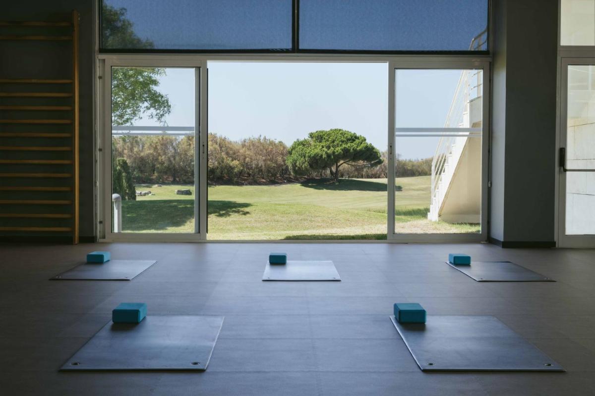 Um jardim no exterior de Crowne Plaza - Caparica Lisbon