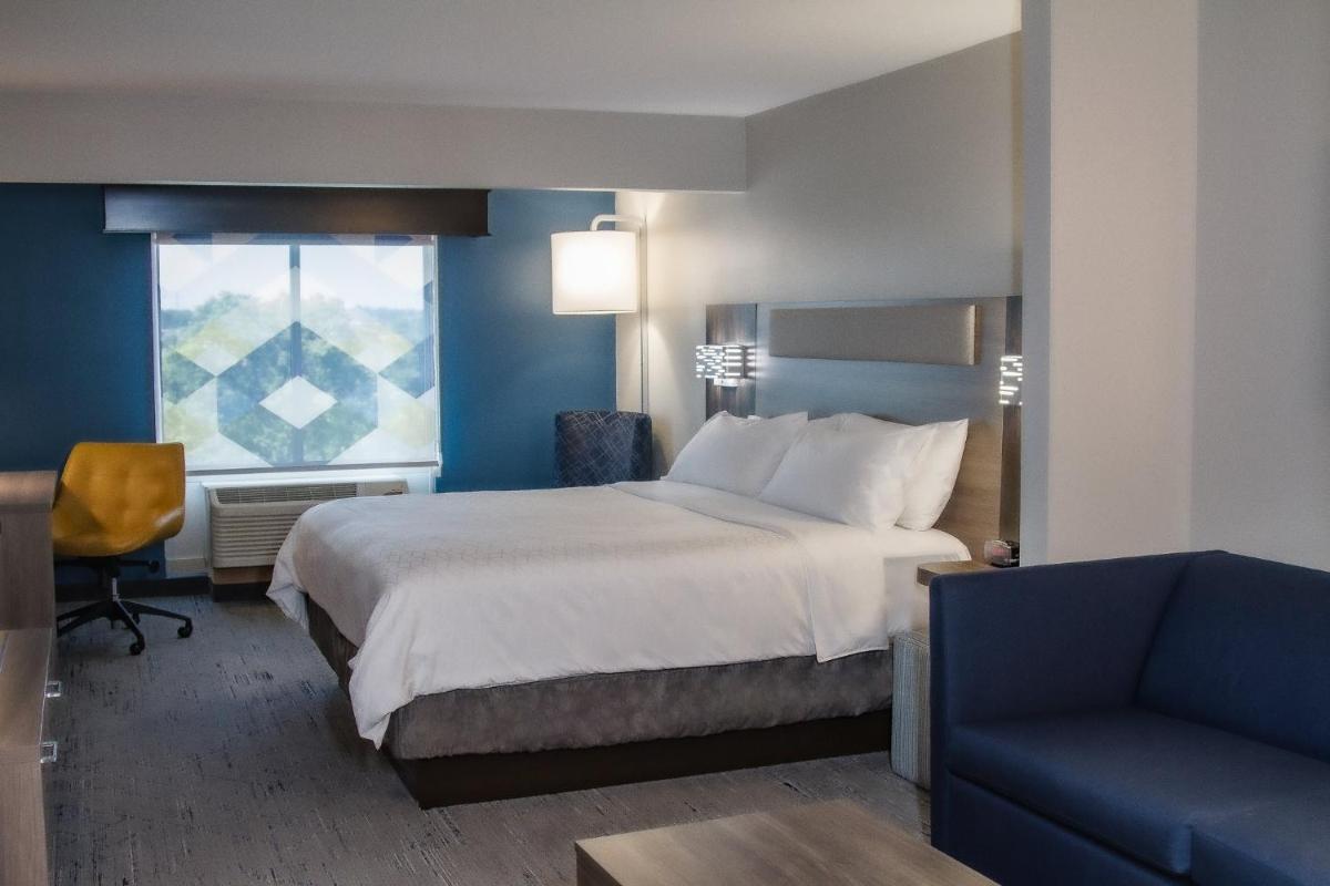 Holiday Inn Express & Suites Overland Park by IHG - Housity