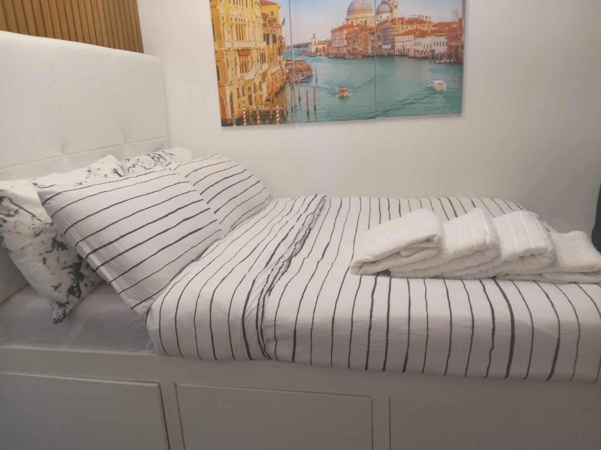 Modern Designed Studio Condo Near Ayala Centrio - Housity