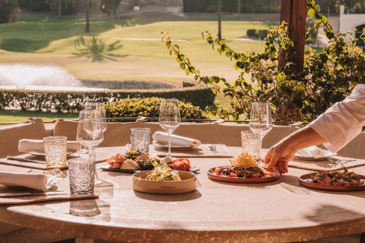 Comida en o cerca de este hotel