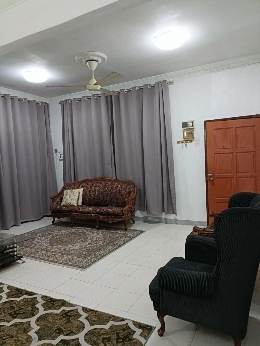 kak yatt homestay serendah - Housity