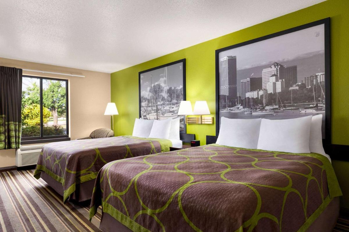 Super 8 by Wyndham Germantown/Milwaukee - Housity