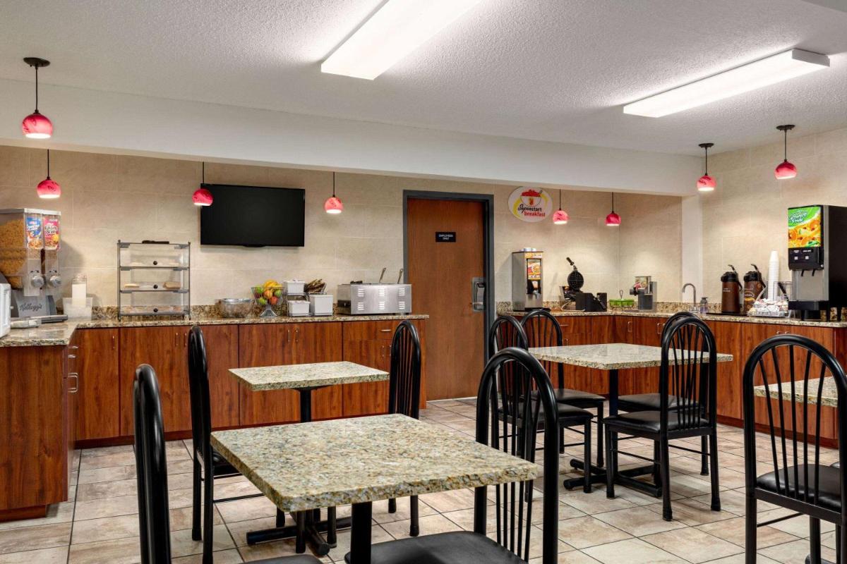 Super 8 by Wyndham Germantown/Milwaukee - Housity