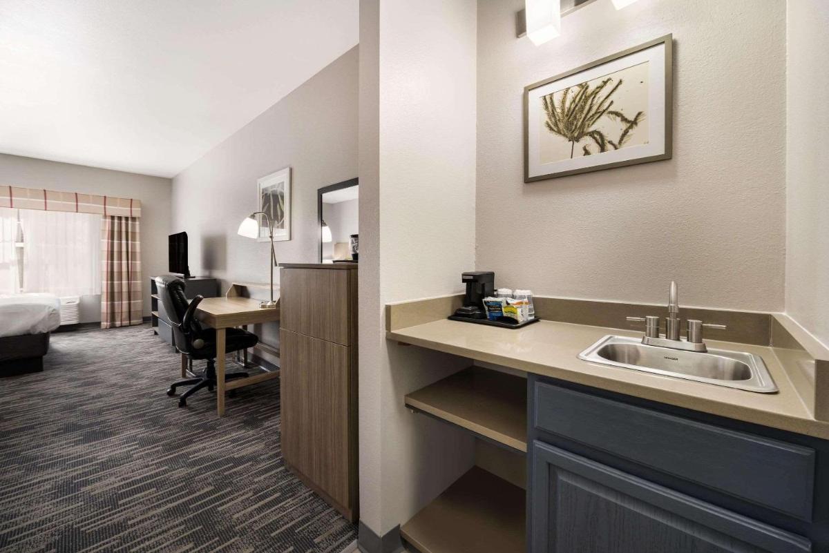 Suitetrails - Country Inn & Suites by Radisson, Freeport, IL