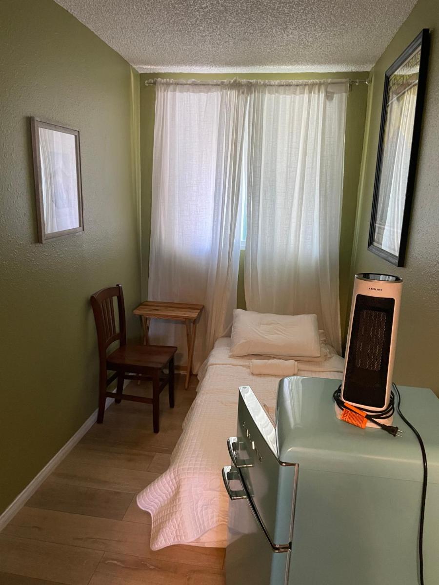 Private Room in Los Angeles with WIFI and AC and Private Fridge!!! - Housity