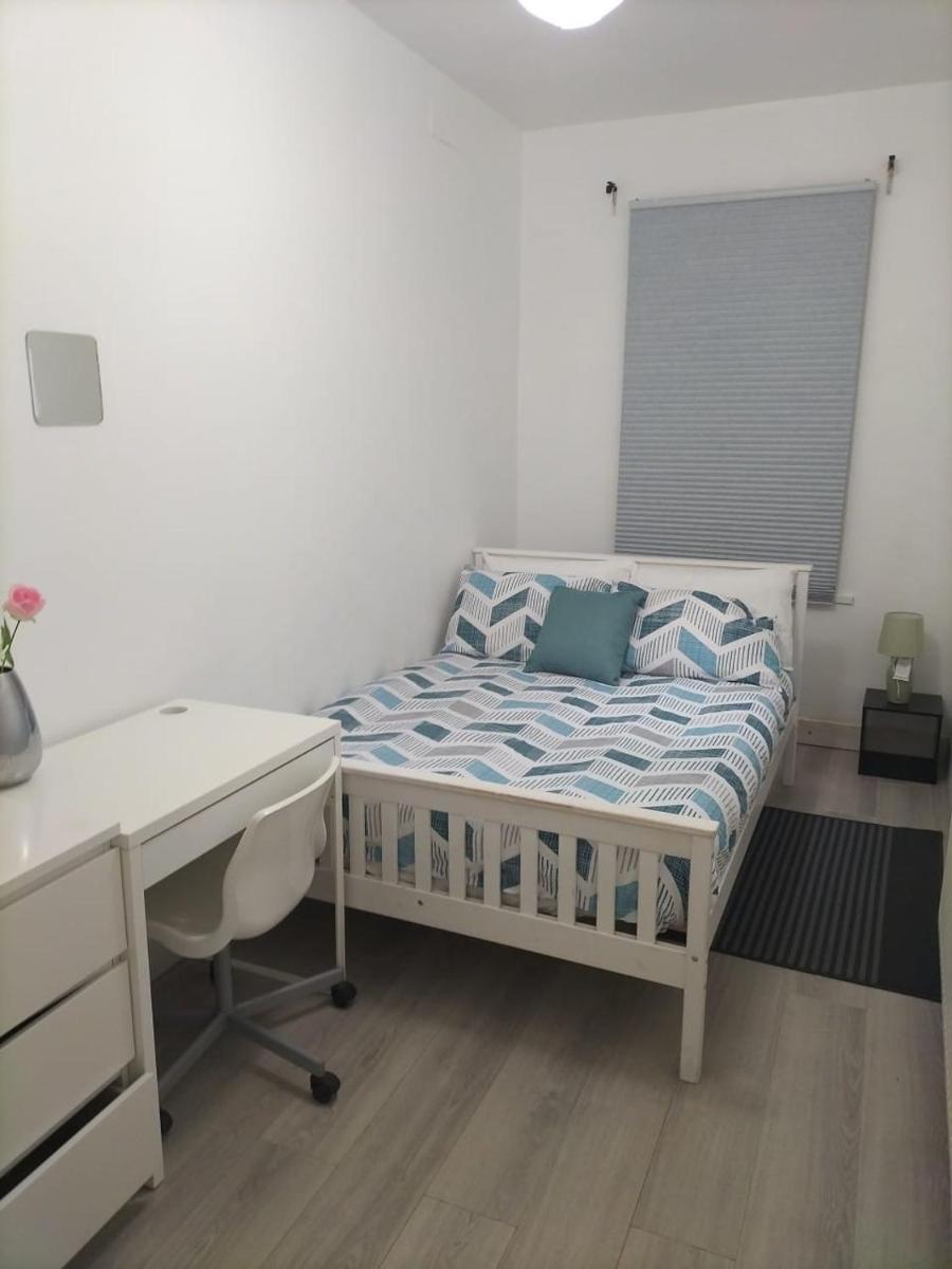 Comfortable Double Bed Located near City Centre, suitable for Contractors Health Care Professionals or long business stays in Coventry or delightful holidays in Coventry or within the West Midlands area Free Wifi Tea and Coffee Provided - Housity