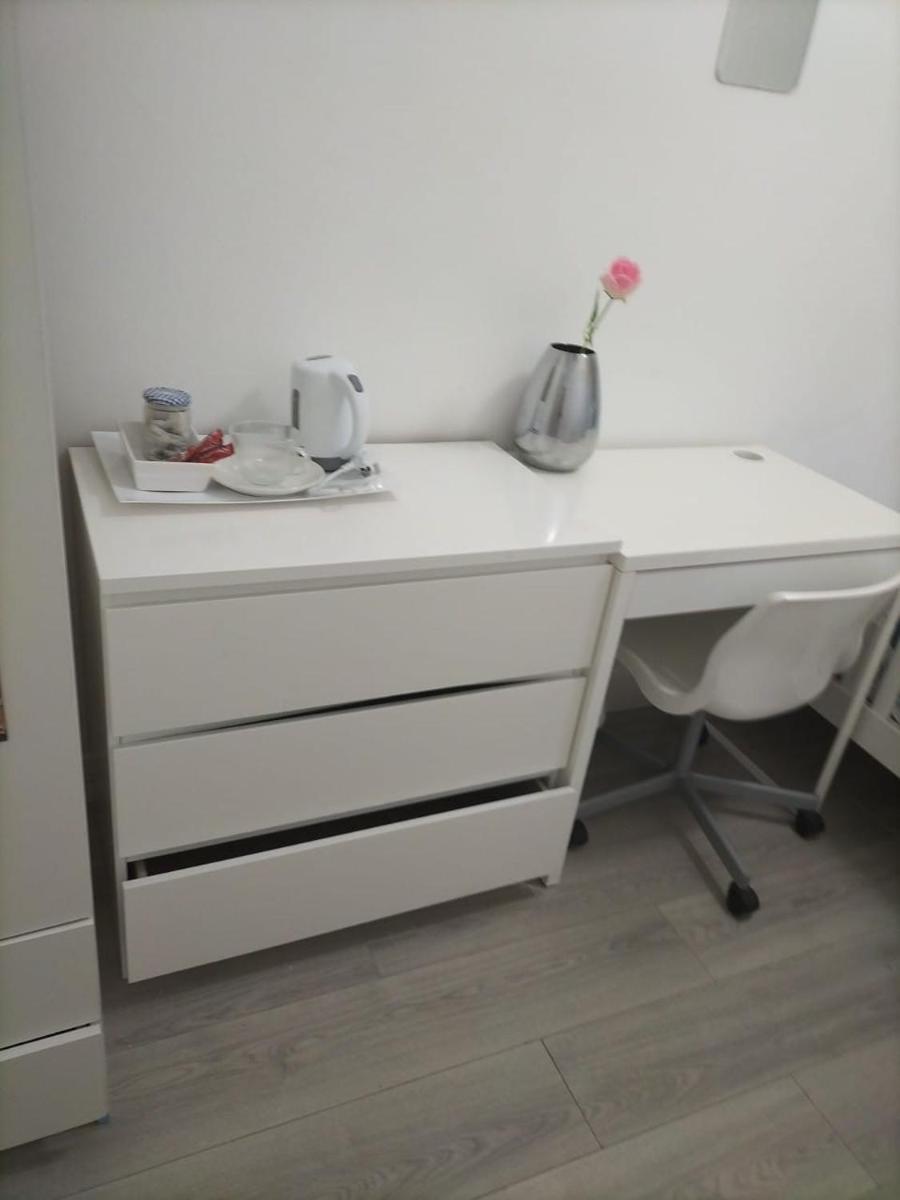 Comfortable Double Bed Located near City Centre, suitable for Contractors Health Care Professionals or long business stays in Coventry or delightful holidays in Coventry or within the West Midlands area Free Wifi Tea and Coffee Provided - Housity