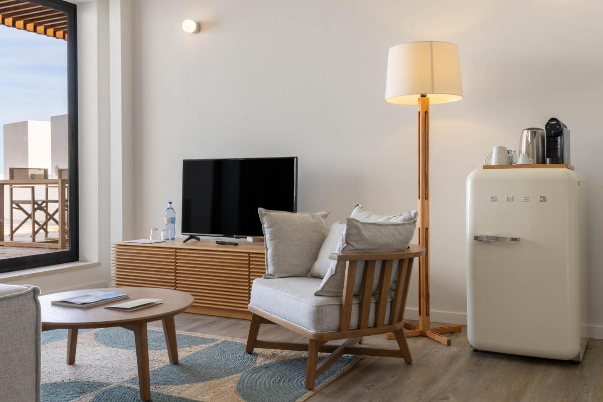 Uma televisão e/ou sistema de entretenimento em Memmo Baleeira - Design Hotels