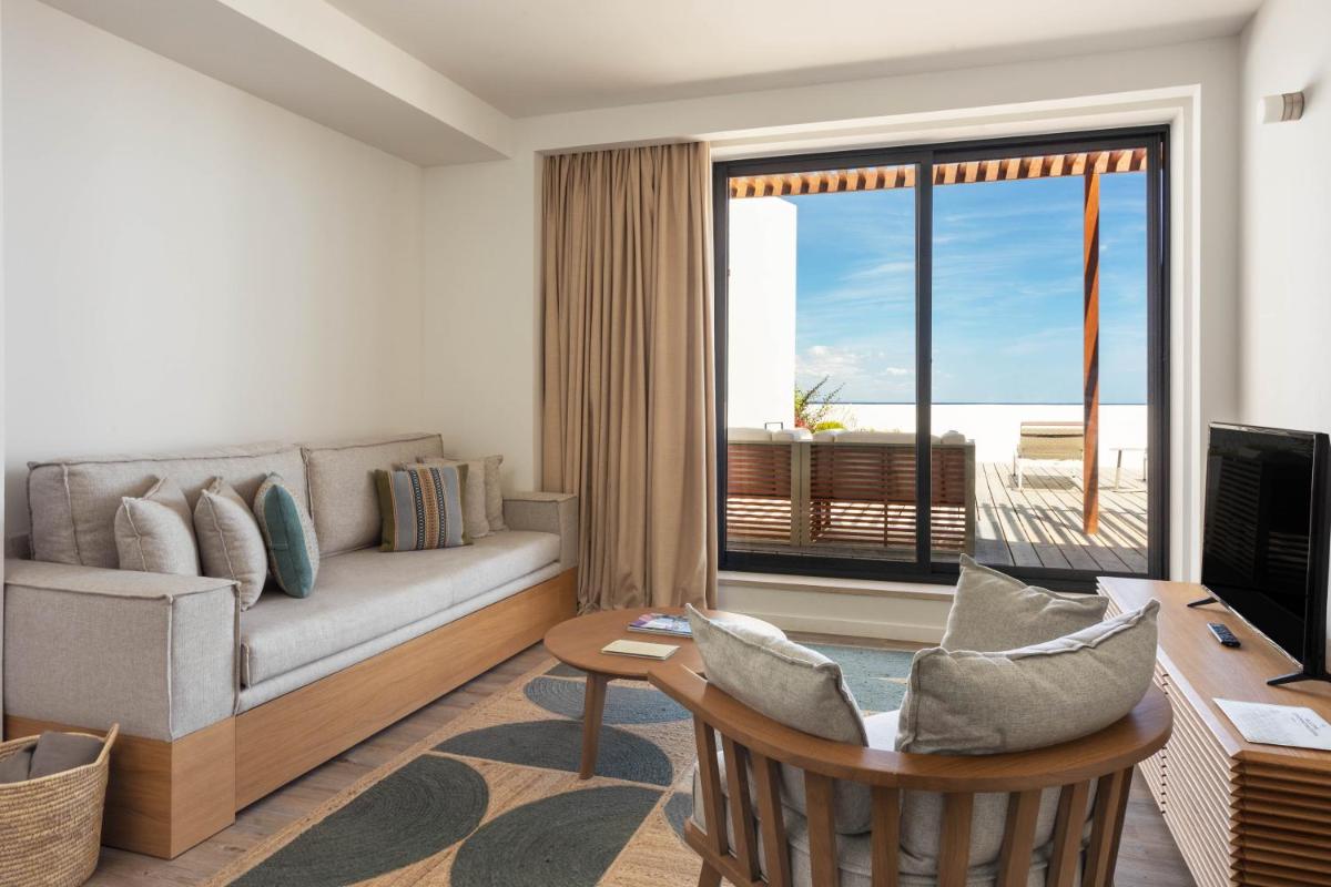Uma área de estar em Memmo Baleeira - Design Hotels